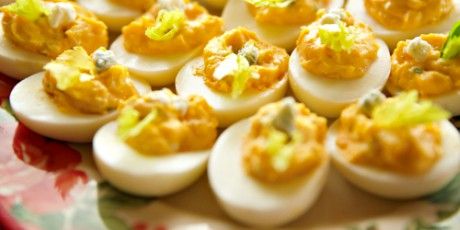 Ranch dressing, hot sauce and blue cheese give your deviled eggs a Buffalo wing twist. Buffalo Deviled Eggs, Thanksgiving Deviled Eggs, Ree Drummond Recipes, Devilled Eggs Recipe Best, Deviled Eggs Recipe Classic, Avocado Deviled Eggs, Best Deviled Eggs, Deviled Eggs Easy, Deviled Eggs Classic