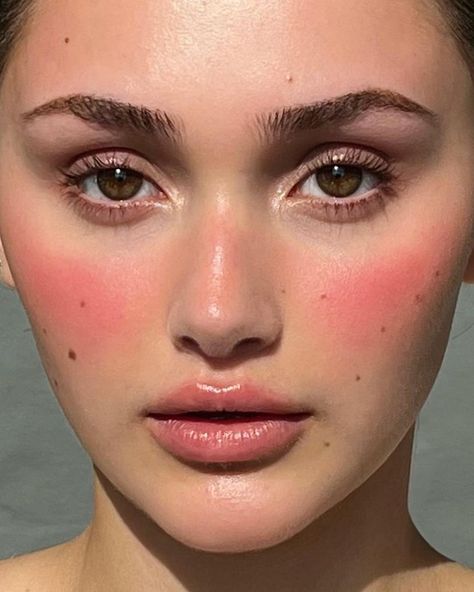 Gabriella Floyd on Instagram: “The stunning @zoonra 🌞 #sunkissed #blush #makeupbyme #crueltyfree Shooting beauty with @nadiaryder 📸💛” Strawberry Girl Aesthetic, Sunkissed Blush, Strawberry Girl, Aesthetic 2024, Makeup Blush, Editorial Makeup, Everyday Makeup, Pretty Makeup, Artistry Makeup