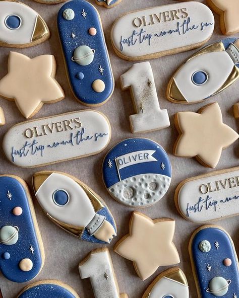 Outer Space Cookies Decorated, Planet Cookies Decorated, Astronaut Cookies Decorated, Space Cookies Decorated, Space Sugar Cookies, Space Cookies, Galaxy Cookies, Bakery Catering, Moon Cookies