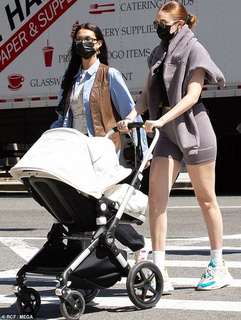 Nyc April, Bella Gigi, Maternity Outfit, Desired Reality, Hadid Sisters, Paparazzi Photos, Post Pregnancy, Model Style, Pregnancy Outfits