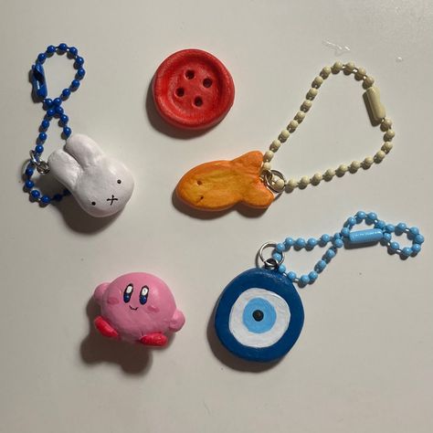 Random Things To Make Out Of Clay, Clay Anime Keychain, Clay Diy Keychain, Aesthetic Clay Keychain, Clay Keychain Aesthetic, Polymer Keychain Ideas, Y2k Clay Ideas, Aesthetic Clay Charms, Clay Ideas Keychain