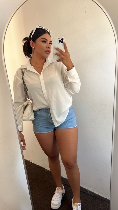 White Button Down And Shorts Outfit, Cute Casual Outfits For Summer Shorts, Outfit Con Short Blanco, Outfits Con Short Blanco, Outfit Con Shorts, Camisa Blanca Outfit, Oversized White Shirt Outfit, Outfit Con Camisa, White Tshirt Outfit