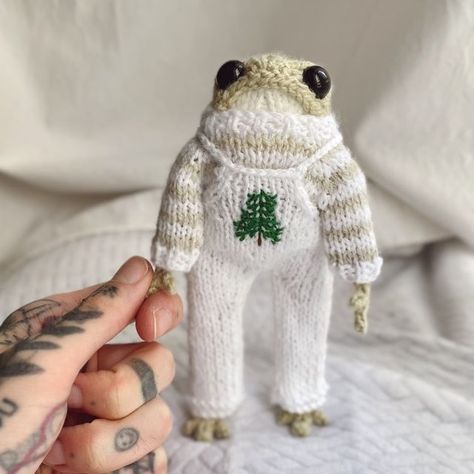 How To Crochet A Frog, Knitted Frog, Frog Amigurumi, Miniature Knitting, Frog Illustration, Sweater Patterns, Diy Doll Miniatures, Quick Crochet Patterns, Crochet Frog