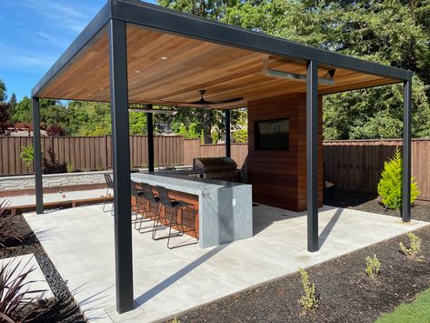 Modern Pergola Outdoor Kitchen, Flat Roof Pergola Ideas, Covered Barbecue Areas Outdoor, Modern Pool Pergola, Pergola With Bar, Modern Covered Patio, Bbq Pergola, Pergola Cover, Ideas Terraza