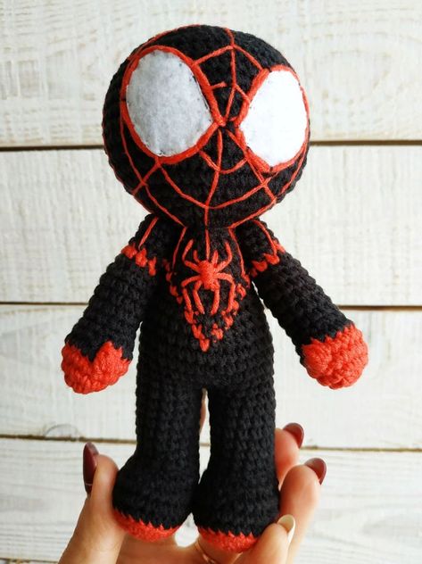 Spider Man Crochet, Easy Amigurumi, Superhero Toys, Ultimate Spider Man, Crochet Geek, Ultimate Spiderman, Animal Patterns, Miles Morales, Crochet Tops