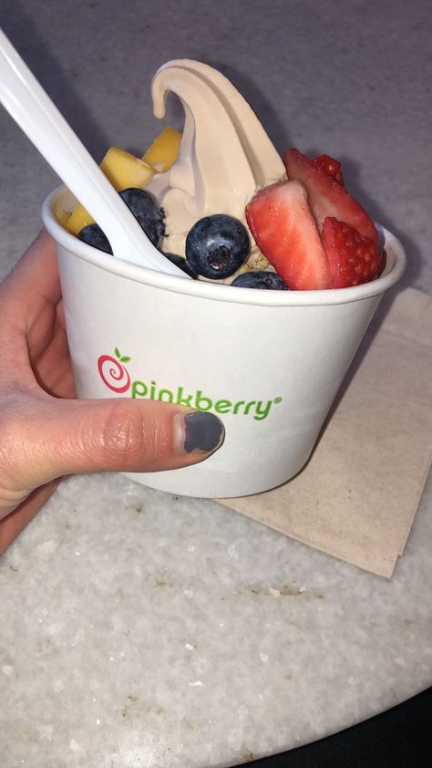 Food 
Ice cream 
Fruit 
Yogurt Frozen Yogurt Aesthetic, Pinkberry Frozen Yogurt, Frozen Yogurt Ice Cream, Chocolate Frozen Yogurt, Holiday Inspo, Yummy Ice Cream, Frozen Yoghurt, Golden Birthday, November 9