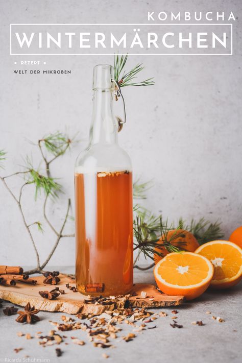 Ein winterlicher und aromatischer Kombucha, der innerlich wärmt, das Immunsystem stärkt und das Wohlbefinden steigert. Ein Klassiker für die kalte Jahreszeit. Das Rezept sowie Tipps und Tricks findet ihr hier! Beverages Photography, Kefir Recipes, Fermentation Recipes, Healthy Cake, Gluten Free Baking, Kefir, Kombucha, Refreshing Drinks, Mocktails