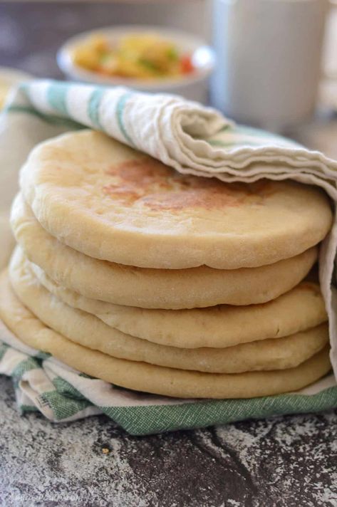 Lebanese Pita Bread Recipe {4-ingredient Quick Recipe} - Amira's Pantry Sourdough Greek Pita Bread, Fast Pita Bread Recipe, Fluffy Pita Bread Recipe, Quick Pita Bread Recipe, Pita Bread Recipe Quick, Quick Pita Bread, Lebanese Pita Bread Recipe, Savoury Buns, Greek Pita Bread Recipe