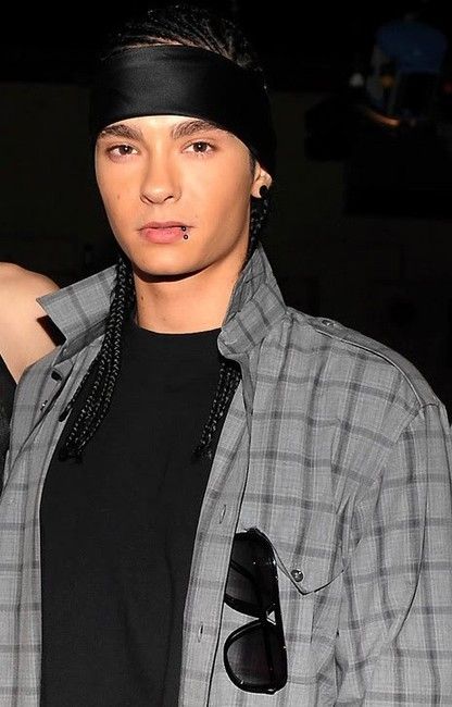 Tom Kaulitz Black Hair, Tom Kaulitz Wristband, Tom Kaulitz Black Braids, Tom Kaulitz Abs Pic, Tom Kaulitz Shirt Off, Tom Kaulitz 2000s, Tom Kaulitz Braids, Tom Kaulitz Girlfriend, Tom Kaulitz 2010