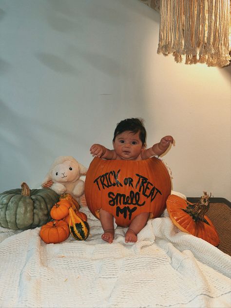 Trick or treat smell my feet halloween pumpkin baby photoshoot ideas Pumpkin Baby Photoshoot, Baby Halloween Photoshoot, Halloween Photo Ideas, Baby Halloween Costumes Newborn, Baby Photoshoot Ideas, Pumpkin Photos, Halloween Photo, Monthly Photos, Photoshoot Idea