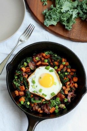 Sweet potato kale and bacon hash for one - whole30 Whole30 Meal Plan, Meal Plan Breakfast, Potato Roasted, Bacon Kale, Sweet Potato Bacon, Breakfast Hash Recipes, Whole30 Breakfast Recipes, Whole30 Breakfast, Potato Bacon