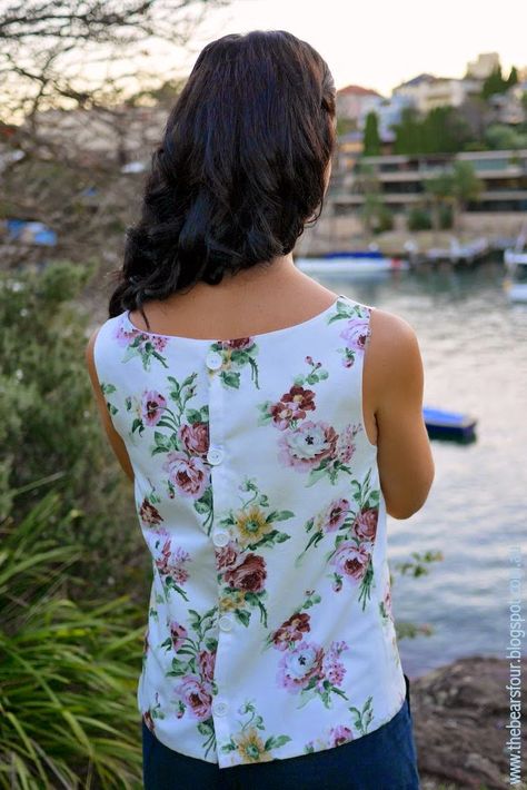 I definitely wouldn't describe myself as trendy or even someone who notices trends. However, I do love a good floral print and I have been... Boat Neck Top Patterns, Floor Printable, Sewing Top, Sewing Tops, Boat Neck Top, Trendy Sewing, Boat Neck Tops, Top Sewing Pattern, Pattern Tutorial