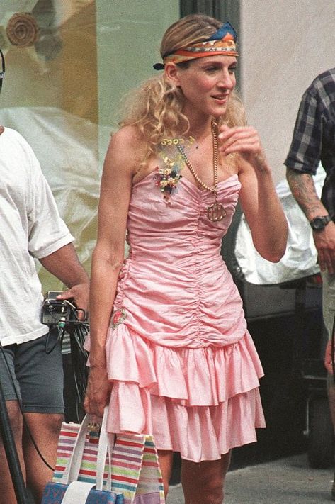 Carrie Bradshaw Outfits, Crazy Outfits, City Outfits, Fashion Fail, Summer Capsule Wardrobe, Sarah Jessica, Sarah Jessica Parker, Carrie Bradshaw, City Style