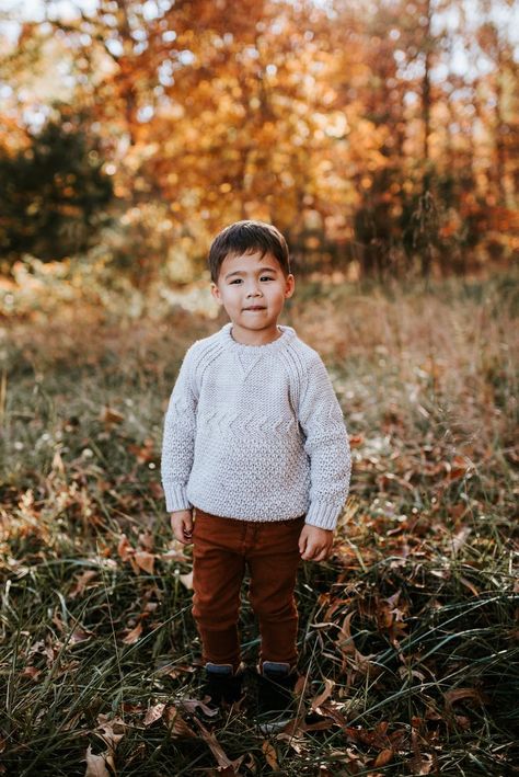 Father Son Fall Pictures, Fall Boy Photo Shoot, Mother Son Fall Photos, Toddler Boy Fall Outfits Pictures, Fall Mini Shoot Outdoor, Fall Picture Outfits, Hipster Outfits Fall, Fall Family Session, Winter Family Photos