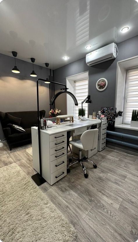 Nail Technician Room, Modern Nail Salon, Nail Room Ideas, Tech Room, Nail Salon Interior Design, Permanente Make-up, Beauty Room Salon, Nail Salon Interior, Esthetician Room Decor