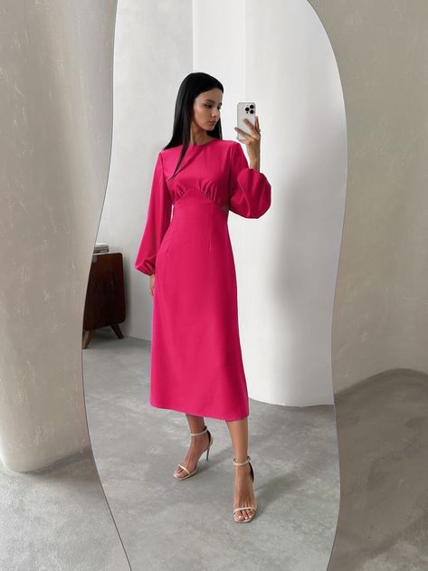 2024 Midi Dress Trends: Blend of Elegance, Comfort & Style Midi Long Sleeve Dress Formal, Classy Modest Dress, Formal Midi Dress Classy, Elegant Midi Dress Classy, Midi Dress Outfit Classy, Modest Wedding Guest Dress, Midi Dress Sleeves, Dress Midi Elegant, Semi Fitted Dress