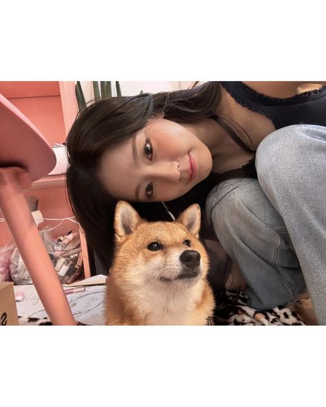 MIYEON / 미연 | 🤳 | Instagram Miyeon Instagram, G-idle Miyeon, G I Dle Miyeon, Instagram Icon, Iconic Photos, Cube Entertainment, Art Poses, Instagram Icons, G I Dle