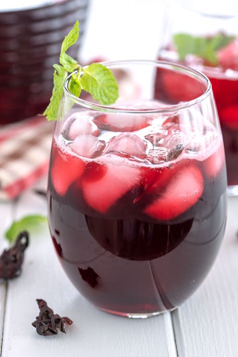 How to make authentic Mexican agua de jamaica. Enjoy all the benefits of hibiscus tea! Agua Jamaica, Mexican Beverages, Benefits Of Hibiscus Tea, Jamaica Drink, Benefits Of Hibiscus, Hibiscus Tea Benefits, Mexican Menu, Dried Hibiscus Flowers, Lose Your Belly