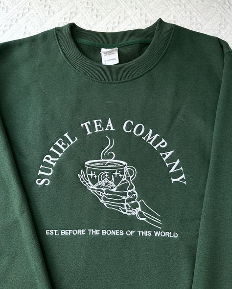 Showing some Suriel Tea merch we have on our shop 🧵💕🫶🏼📚 #acotar #acotarseries #acotarbrasil #acourtofthornsandroses #acomaf #acosf #acowar #sjmtrans #sjmbooks #fantasyreaders #fantasyreads #acotarinspired #feyreandrhysand #feyredarling #feyrearcheron #acotarmerch #bookmerchandise #bookmerch #bookishshop Acotar Merch, Suriel Tea, Fantasy Reads, Feyre And Rhysand, Tea Companies, Marketing And Advertising, Sell On Etsy, Adult Outfits, Sweatshirts Hoodie