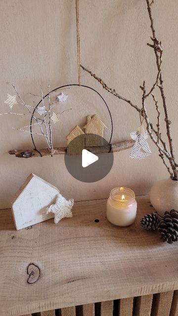 Soy Gaby | Lifestyle & Deco on Instagram: "Proyecto Navideño 7✨ Hoy te comparto esta linda Corona navideña muy sencilla para decorar algún rinconcito de tu hogar. Que usé: ✨ Alambre de fardo número 14 ✨ Ramita ✨ Kit Navideño By Vintage Tea junto a @las.lupes ✨ Ceramica sin Horno (También podés usar porcelana fría) ✨ Pintura color blanco y color dorado ✨ Trapito para descargar la pintura ✨ Pegamento @ideasunipox Me encanta usar mi Nuevo Kit Navideño By Vintage Tea para poder decorar, realizar ideas y compartirlas con todas ustedes. Y sabías que el Kit incluye, además de las 8 Piezas, 2 clases de regalo conmigo tan solo escaneando el QR que viene dentro del Kit 👏🏻👏🏻 . El fondo de fotografía que usé para grabar este Reel es de @mifotoset.fondos . Que te pareció este proyecto? Viste que fá Christmas Crafting, Easy Diy Gifts, Beach Crafts, Paper Clay, Crafting Ideas, Color Dorado, Little Houses, Air Dry Clay, Vintage Tea