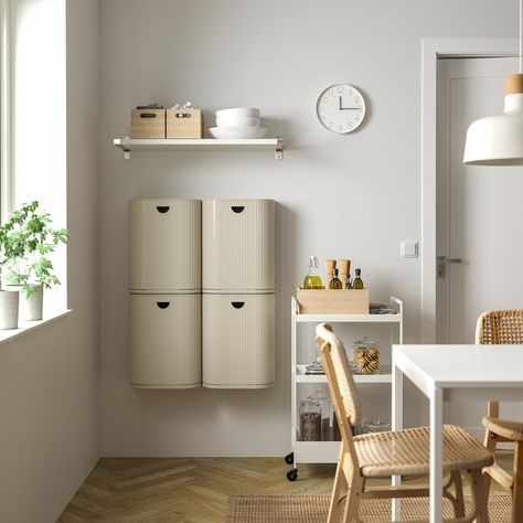 Con il bidone GÅRDSBUTIK puoi creare una postazione per la raccolta differenziata in qualsiasi angolo della casa. Installane uno o diversi, a seconda delle tue esigenze, e sollevalo dal supporto a parete quando è il momento di svuotarlo. Ikea Bins Storage, Small Storage Room, Ikea Wall Storage, Wall Mounted Storage Bins, Wall Mount Storage, Ikea Interior, Ikea New, Doorway Decor, Organization Furniture