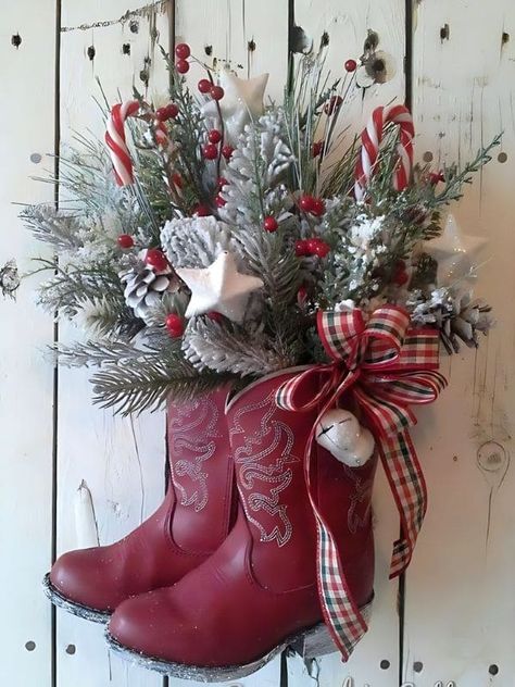 25 Creative and Unique Recycled Christmas Wreath Ideas to Inspire Your Festive Decor Boot Wreath, Crafts Homemade, Rustic Christmas Wreath, Christmas Boots, Christmas Decorations Wreaths, Cowboy Christmas, Western Christmas, Christmas Arrangements, Best Diy