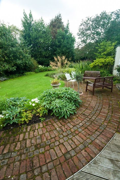 Curved Brick Patio Ideas, Curved Brick Pathway, Brick Edged Patio, Curved Patios, Curved Brick Path, Curved Patio Ideas, Rock Pathway Ideas, Paver Garden, Rock Pathways