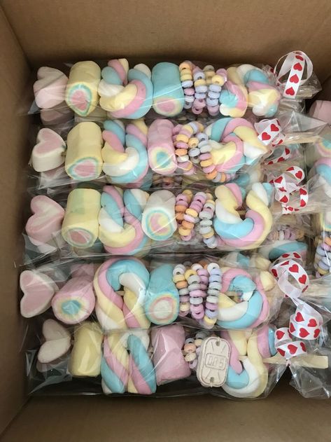 Diy Eid Gifts, Candy Gifts Diy, Candy Kabobs, Candy Land Birthday Party, Idee Babyshower, Anniversaire Diy, Birthday Party Treats, Candy Birthday Party, Candyland Birthday