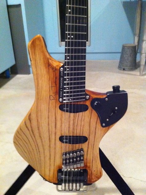 Rick Toone Guitar - S-2 (Alu-Wood) Strange Instruments, Ergonomic Guitar, Crazy Guitars, Guitar Gadgets, Guitar Finishes, Headless Guitar, Guitar Inspiration, Luthier Guitar, Guitar Rack