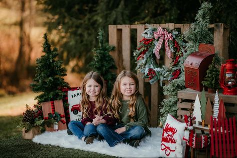 Christmas Photoshoot Setup Ideas, Christmas Mini Sessions Outdoor Setup, Simple Christmas Mini Sessions Outdoor, Outdoor Christmas Mini Sessions, Christmas Picture Background, Christmas Mini Sessions Outdoor, Elf 2024, Outdoor Christmas Photos, Diy Christmas Photoshoot