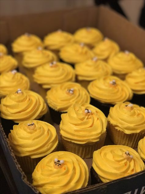 What will it bee cupcakes? What Will It Be Cupcakes, What Will It Bee Gender Reveal Cupcakes, Bobby Blotzer, Bee Themed Gender Reveal, Bee Baby Shower Decoration, What Will It Bee, Bee Cupcakes, Cupcake Cream, Bee Cake