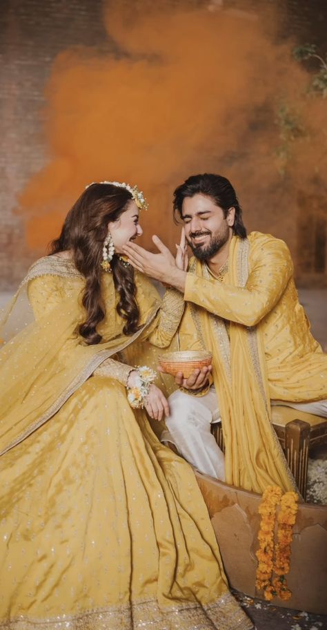 Haldi Dress For Bride And Groom, Mehndi Couple Outfits, Couple Mehndi Poses, Mehndi Couple Photoshoot, Haldi Bride And Groom, Mehndi Bride And Groom, Mehndi Couple, Haldi Pics, Mehndi Shoot