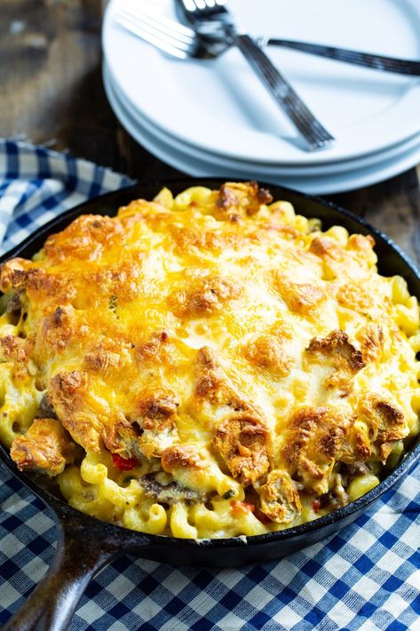 Breakfast Mac and Cheese with sausage and a biscuit topping. Tailgate Breakfast, Cheese For Breakfast, Slow Cooker Times, Breakfast Yummy, Breakfast Board, Nice Recipes, Mac Cheese Recipes, Breakfast Goodies, Baked Mac N Cheese