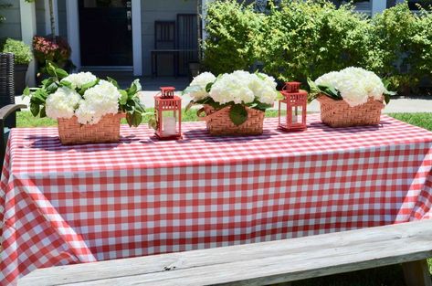 Picnic Basket Centerpiece, Picnic Table Centerpieces, Picnic Basket Diy, Picnic Centerpieces, Bacon Sliders, Picnic Themed Parties, Floral Picnic, Picnic Party Decorations, Classic Picnic