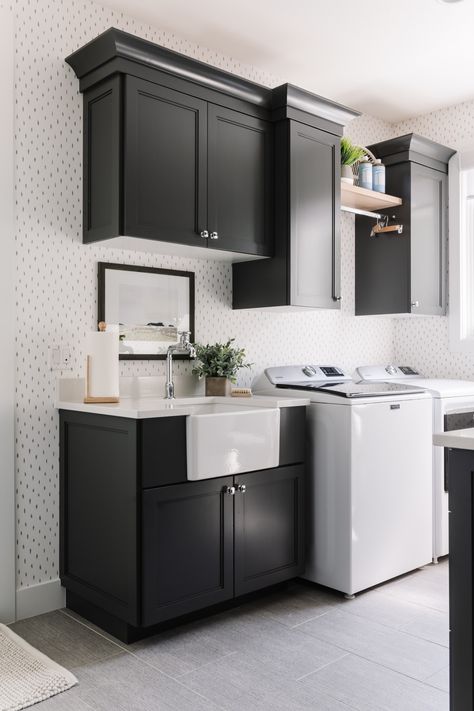 Kitchens With Black Cabinets, Simple Laundry Room, Simple Laundry, Laundry Room Decorating, Laundy Room, White Laundry Rooms, Pantry Laundry Room, Laundry Room Wallpaper, Tiny Laundry Rooms