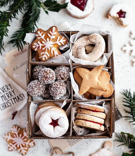 Christmas Sweet Table, Christmas Food Photography, Plant Based Cookies, Coriander Soup, Fourth Of July Cakes, Christmas Cookie Box, Christmas Cookies Gift, Dairy Free Cookies, Vegan Christmas