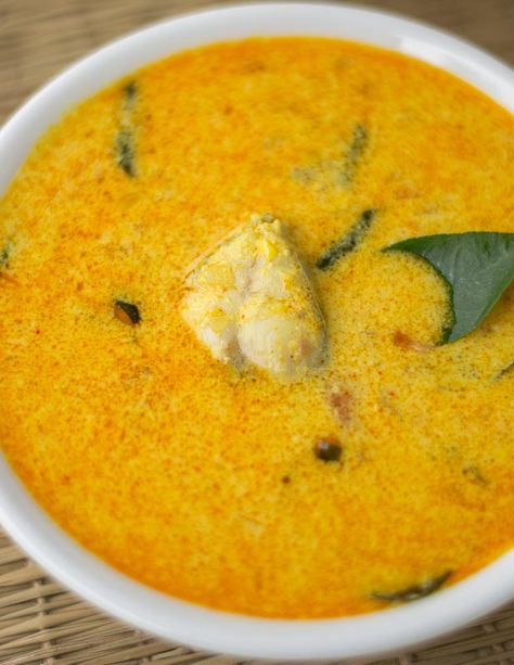 Fish Moilee Recipe, Fish Molee Kerala, Indian Fish Recipes, Kerala Fish Curry, Fancy Appetizer Recipes, Fish Batter Recipe, Coconut Fish, Fish Curry Recipe, Kerala Food