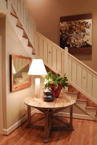 painted wood slats stairway Round Entryway, Round Foyer, Banister Remodel, Cottage Stairs, Small Entryway Table, Rustic Staircase, Interior Railings, Farmhouse Sofa, Entry Table Decor