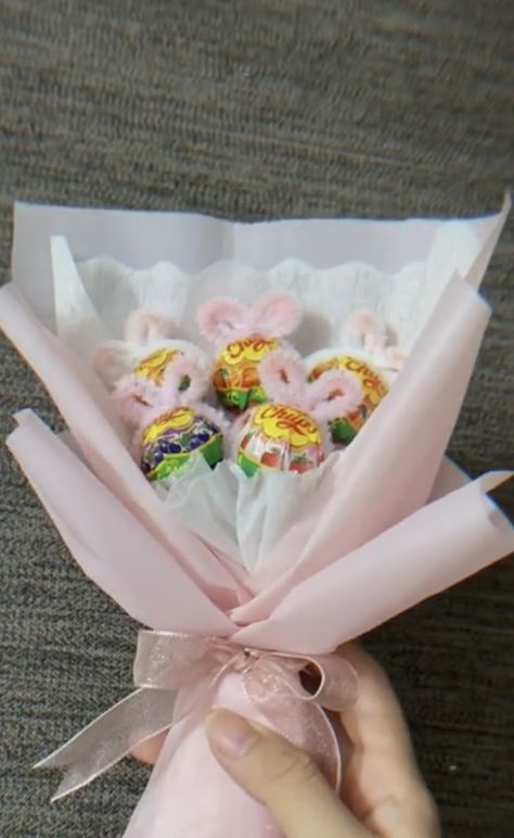 Candy Bucket Ideas, Mini Candy Bouquet, Fuzzy Wire, Bucket Ideas, Flowers Ideas, Candy Bouquet, Candy, Beads, Flowers