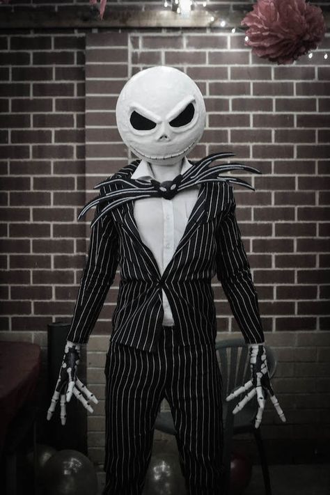 Jack Skellington Cosplay by Fenski — Via Fashionably Geek Jack And Sally Costumes, Halloween Costumes Pop Culture, Jack Skellington Halloween Costume, Jack Skellington Cosplay, Nightmare Before Christmas Costume, Jack Skellington Costume, Doflamingo Wallpaper, Halloween Infantil, Homemade Halloween Costumes