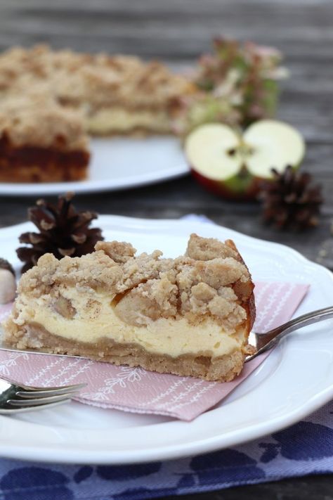 Rezept: Apfel-Käsekuchen mit Streusel ist ein tolles Herbst Rezept. Das Besondere sind die Zimtstreusel. Der Käsekuchen mit Streusel kann natürlich auch mit anderem Obst zubereitet werden. Das Apfelkuchen Rezept schmeckt am Folgetag besonders gut. Biscotti Cheesecake, Cinnamon Crumble, Apple Cheesecake, Healthy Recipes Easy Snacks, Pumpkin Spice Cupcakes, Apple Pie Recipes, Crumble Topping, Food Cakes, Fall Desserts