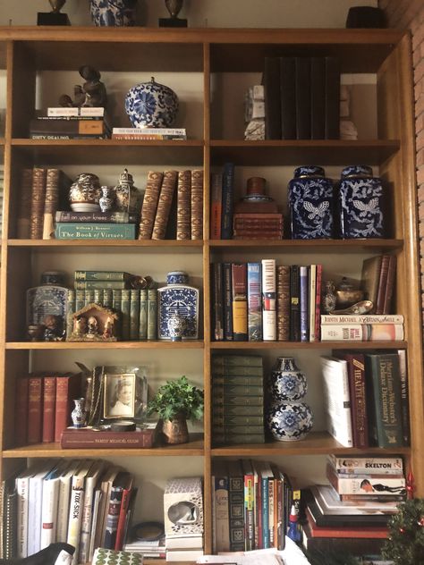 Bookcase Styling With Books, Bookshelves Decorating Ideas, Bookshelf Styling With Books, Inbuilt Shelves, Decor With Books, Decorated Shelves, Bookshelves Styling, English Country Decor Living Room, Traditional Bookcases