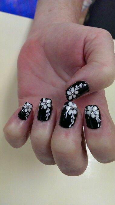 White Nails Black Flowers, Black And White Flower Nail Designs, Black And White Floral Nails, Black Nails With White Flowers, Black Flower Nail Designs, Black And White Toe Nail Designs, Black Nails With Flower Design, Black And White Flower Nails, Black Floral Nails