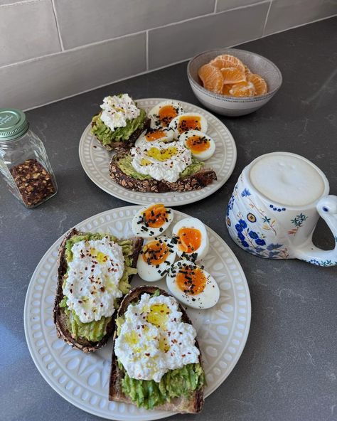 Weekend things 🫶✨ - Breakfast! Toasted Tartine Sourdough, spread with avocado & topped with cottage cheese, olive oil, pepper, salt, and… | Instagram Toast Toppings Breakfast, Turkey Pesto Sandwich, Sumo Citrus, Breakfast Blt, Tartine Bakery, Cottage Cheese Breakfast, Healthy Toast, Avo Toast, Healthy Lunch Snacks