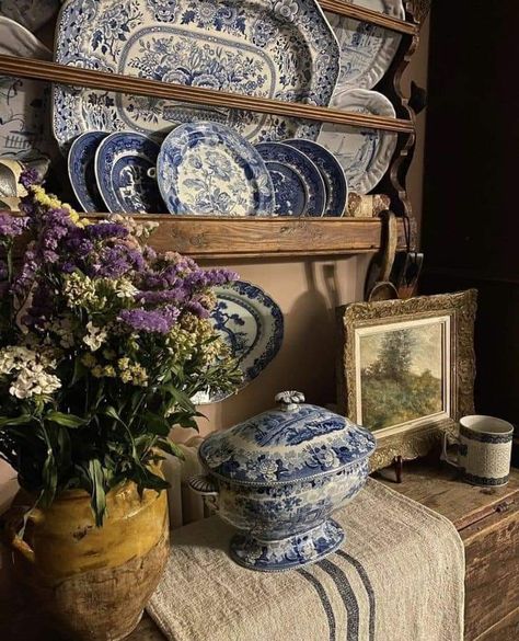 Vintage Decorating Ideas, Vintage Decorating, English Country Decor, English Decor, Blue White Decor, Romantic Country, Blue Home Decor, Country French, Blue And White China