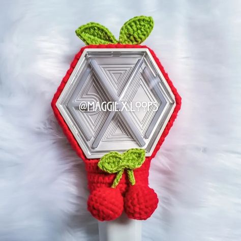 (๑•́ ₃ •̀๑) EXO Lightstick cover Thank you @bytsmaeleneee 😘 Yarn: Milkcotton 5ply Hook: 2.75 mm #exo #crochetlightstick #exolightstick #crochetworld Crochet World, Exo, Amigurumi, Yarn, Crochet