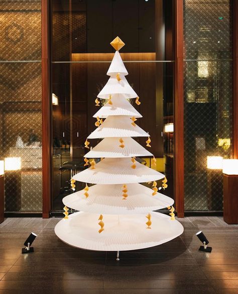 Asian Christmas Tree, Japan Christmas Decoration, Japanese Christmas Tree, 3d Xmas Tree, Tokyo Christmas, Japan Christmas Traditions, Chinese Christmas, Japanese Christmas, Origami Christmas Tree