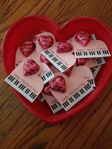 Music Gifts Diy, Valentine Day Decorations, Piano Crafts, Music Theme Birthday, Valentine Music, Piano Gifts, Anniversaire Diy, Piano Recital, Teacher Valentine Gifts