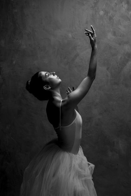 Side view ballerina looking up Free Phot... | Free Photo #Freepik #freephoto #background Woman Looking Down, Digital Art Beginner, Female Pose Reference, Female Profile, Human Poses Reference, Human Poses, Ballet Dancer, A Level Art, Body Poses