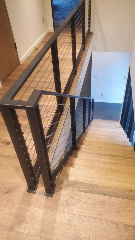 Diy Railings For Stairs Banisters, Metal Hand Railings Indoor, Modern Hand Railing, Staircase Hand Rail, Aluminum Railing Stairs, Balustrades Indoor, Mezzanine Railing Ideas, Small Railing Ideas Indoor, Hand Rail Ideas Indoor